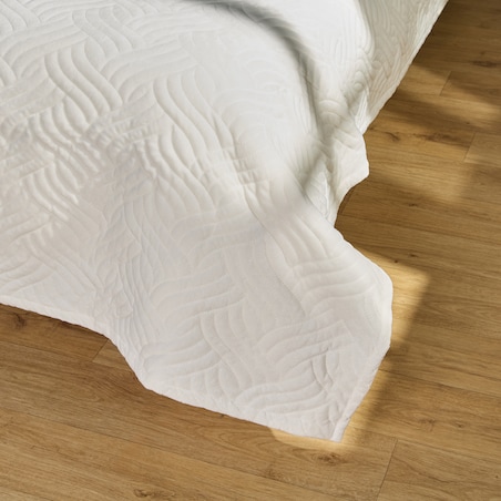 Jednokolorowa narzuta na łóżko z wytłoczonym wzorem Bessaria 200x220 cm