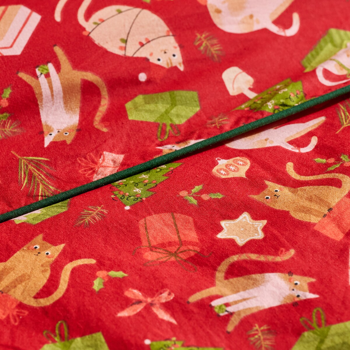 Pościel bawełniana z lamówką Miaoumas 200x220 cm z motywem choinki