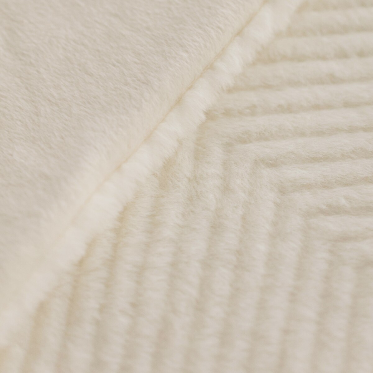 Narzuta Futrzana Przeszywana w Geometryczny Wzór Abraco 200x220 cm