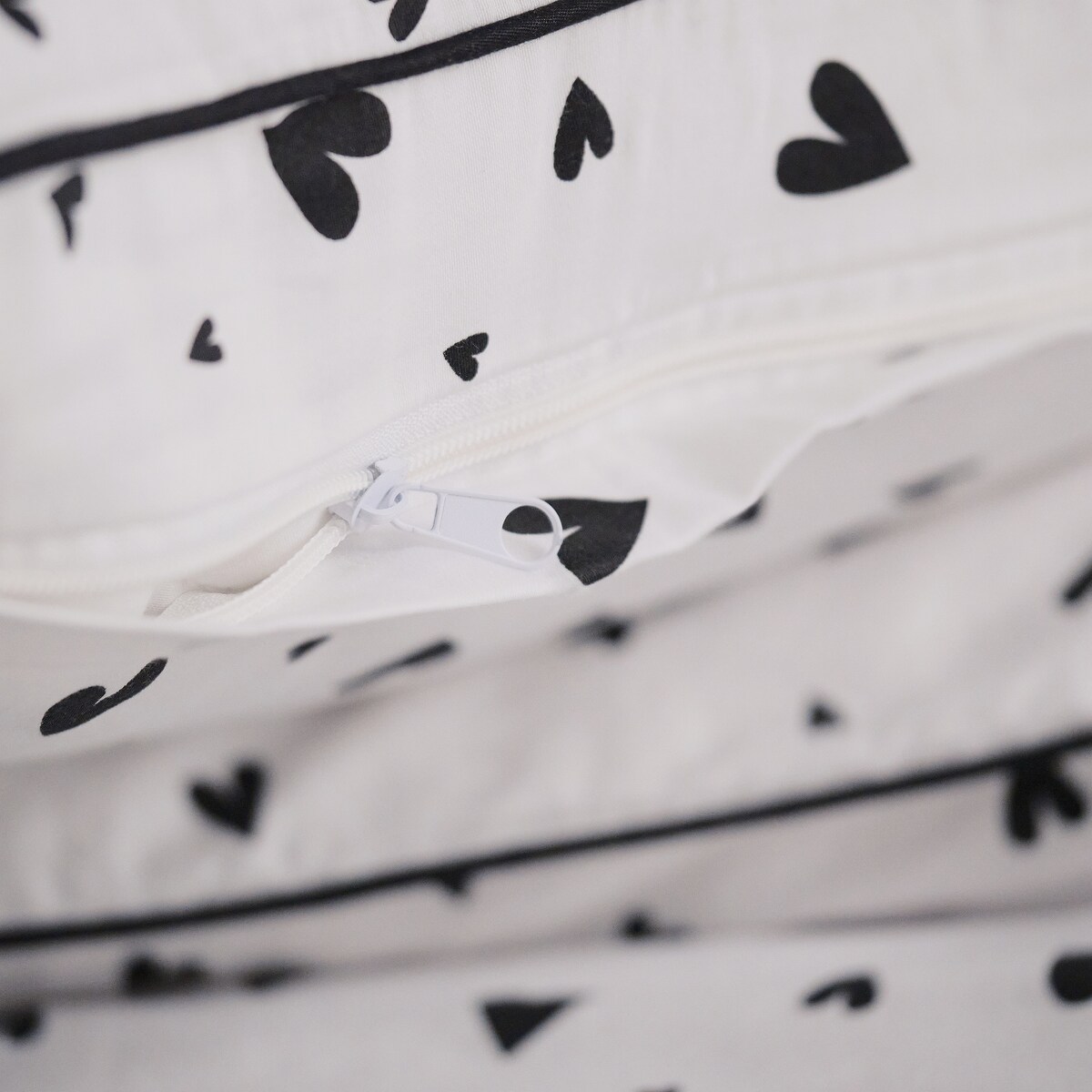 Pościel z bawełny satynowej z lamówką Malorina 200x220 cm z motywem serc