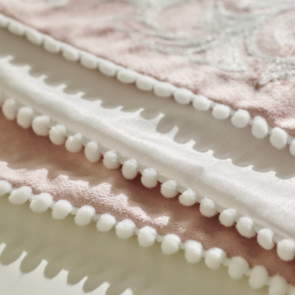 Bieżnik Haftowany Blando 45x180 cm z motywem królika