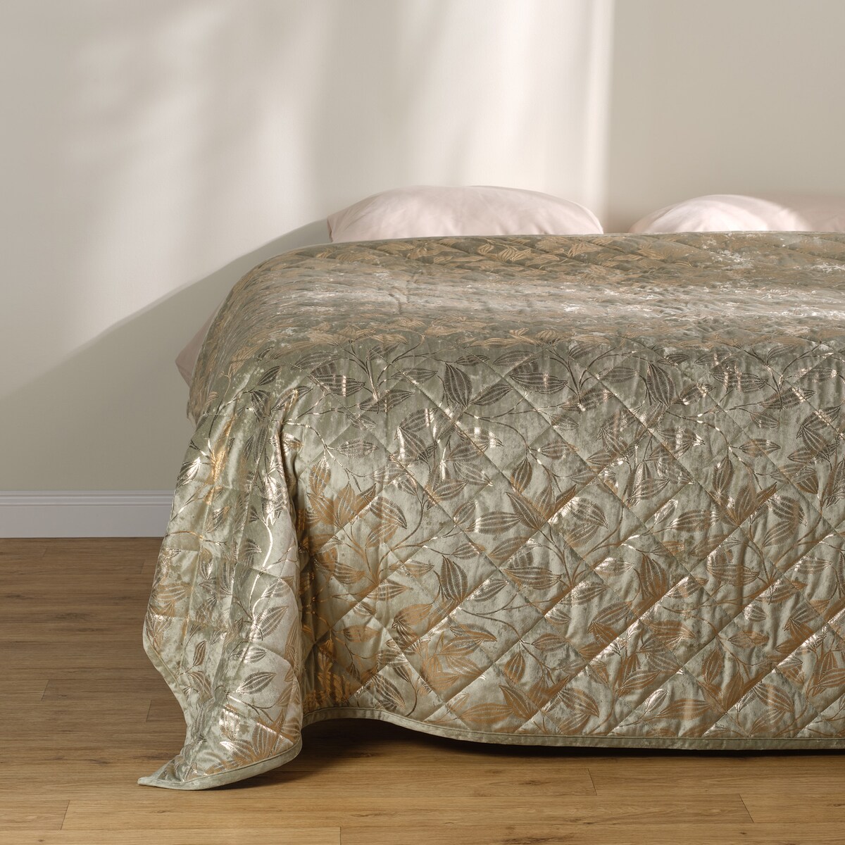 Narzuta Blomstela 200x220 cm z motywem roślinnym