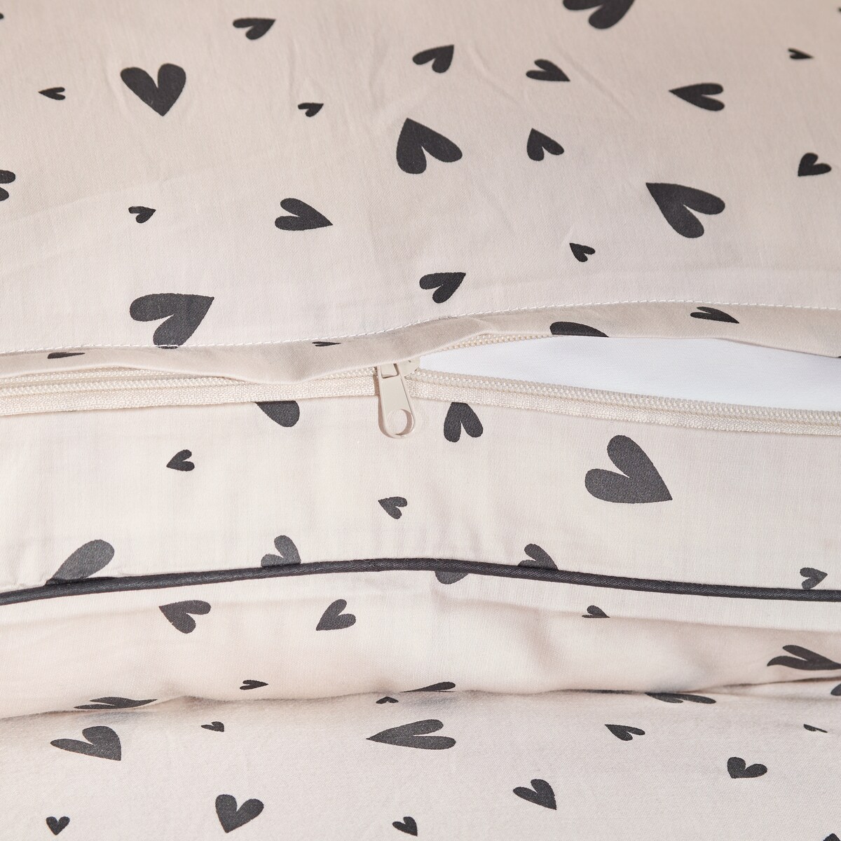 Pościel z bawełny satynowej z lamówką Malorina 140x200 cm z motywem serc