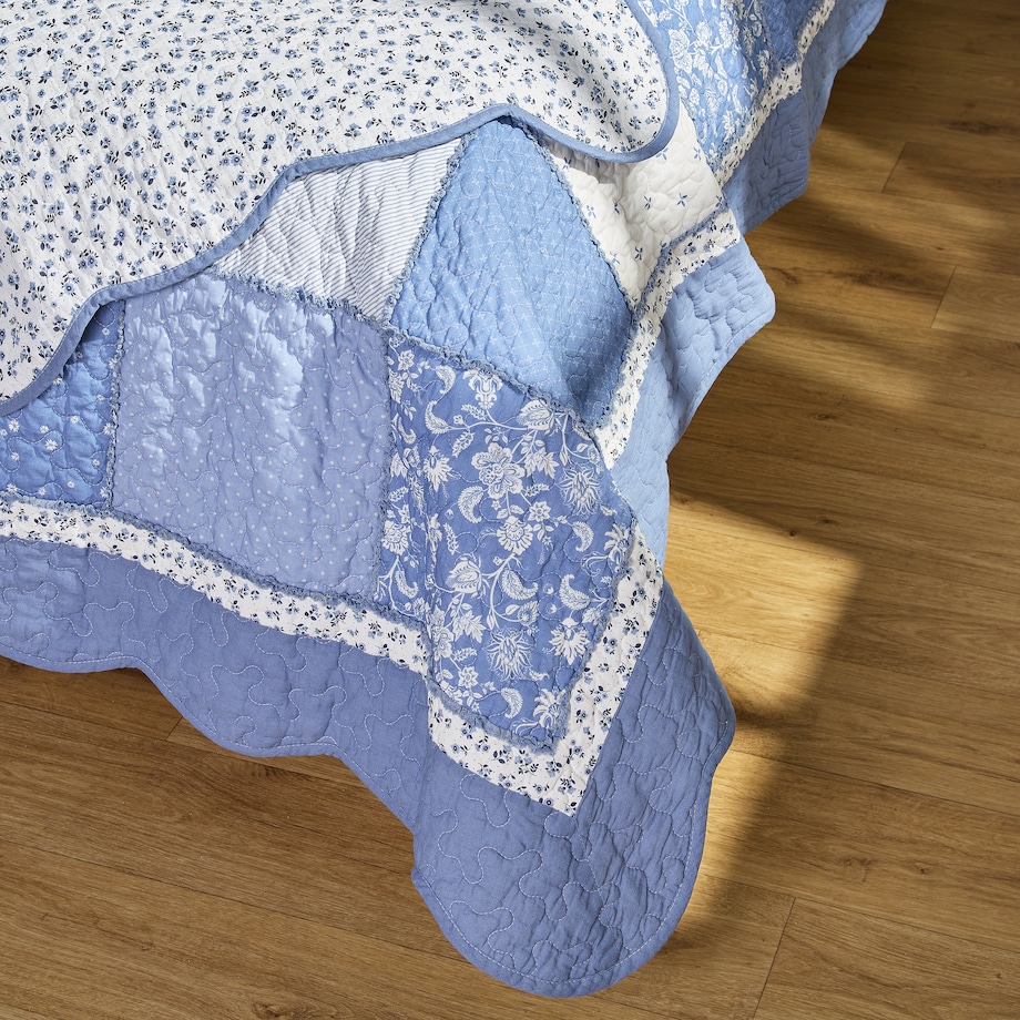 Patchwork narzuta na łóżko Cottage 200x220 cm z motywem kwiatowym