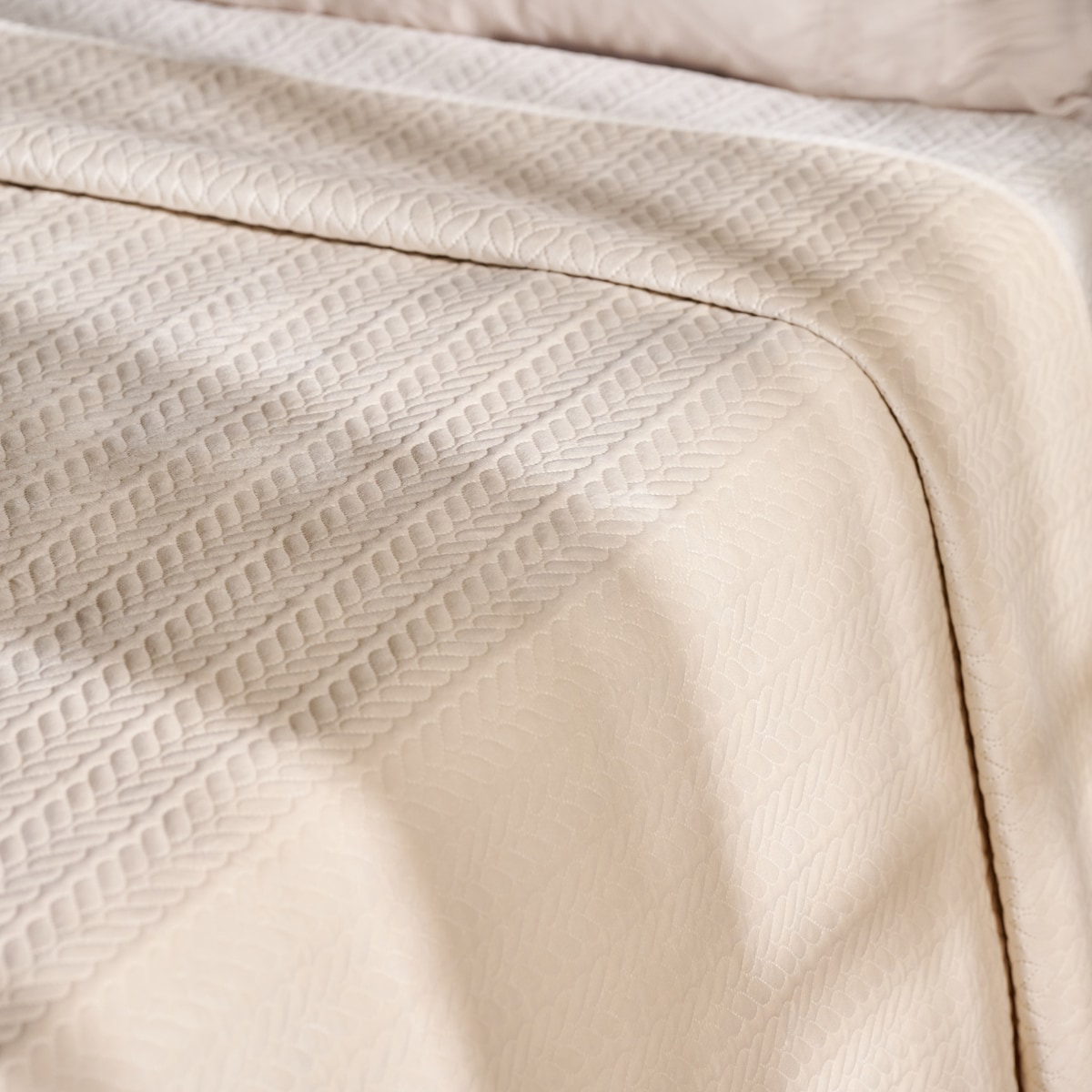 Jednokolorowa narzuta na łóżko z wytłoczonym wzorem w kratę Jaltis 200x220 cm