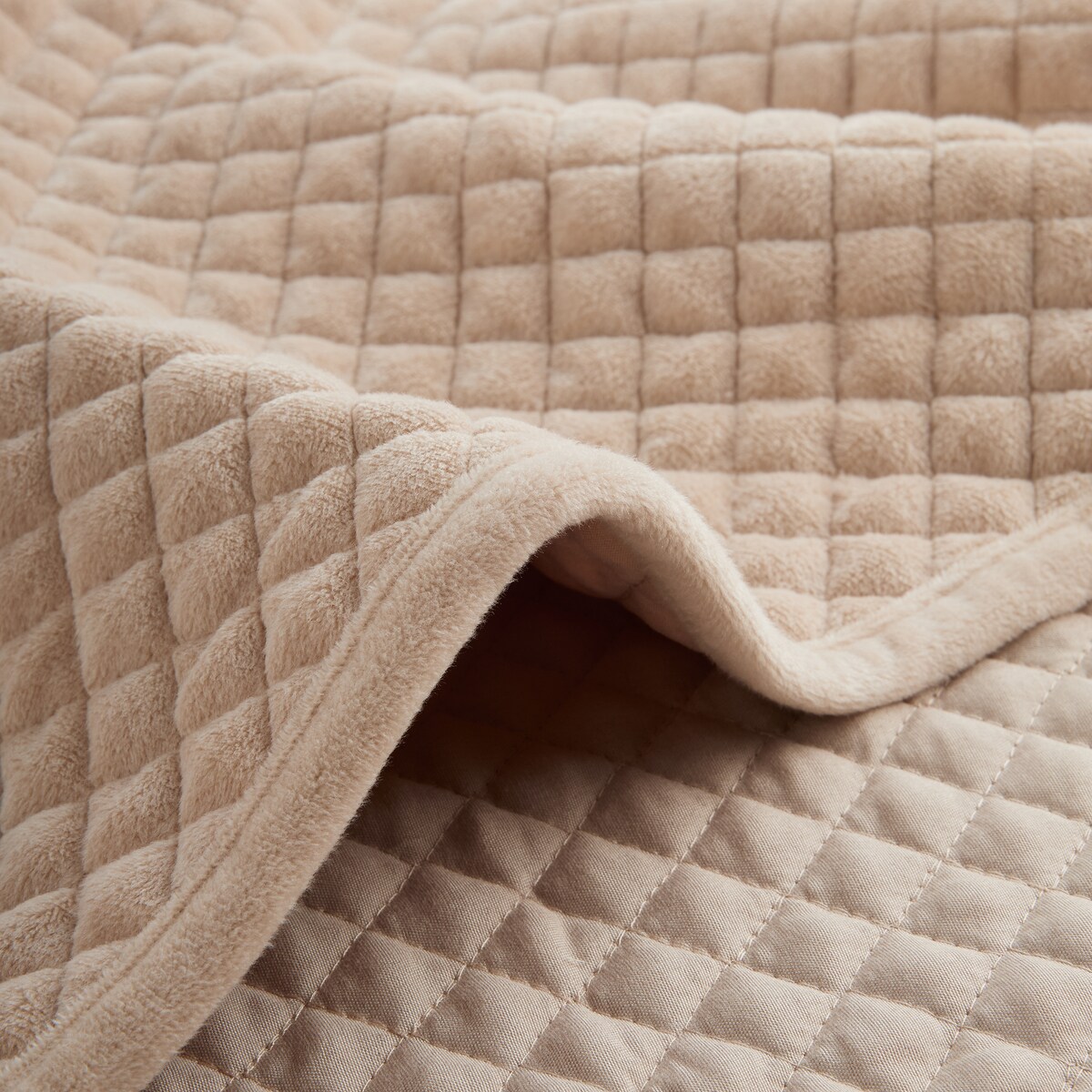 Jednokolorowa narzuta na łóżko Plums 200x220 cm z motywem geometrycznym