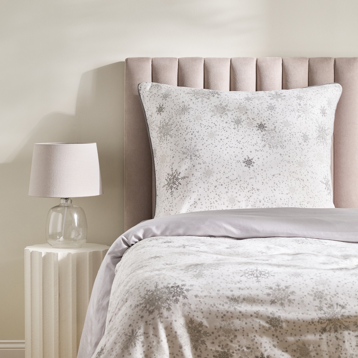 Pościel z bawełny satynowej z lamówką Snowf 140x200 cm z motywem śnieżynki