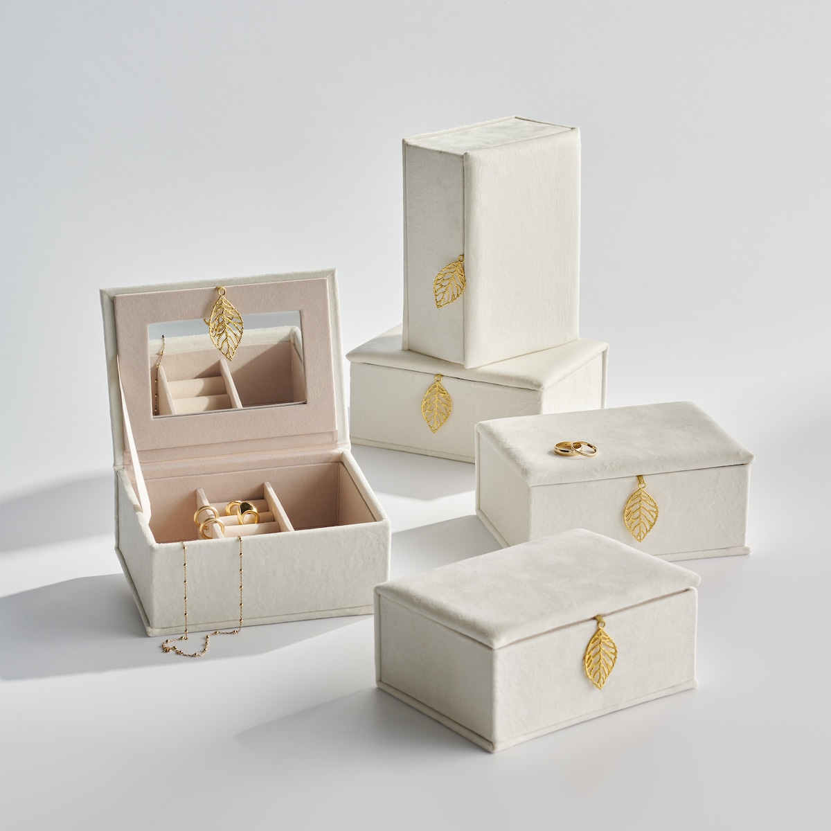 Welurowa szkatułka na biżuterią z ozdobnym zapięciem angeles