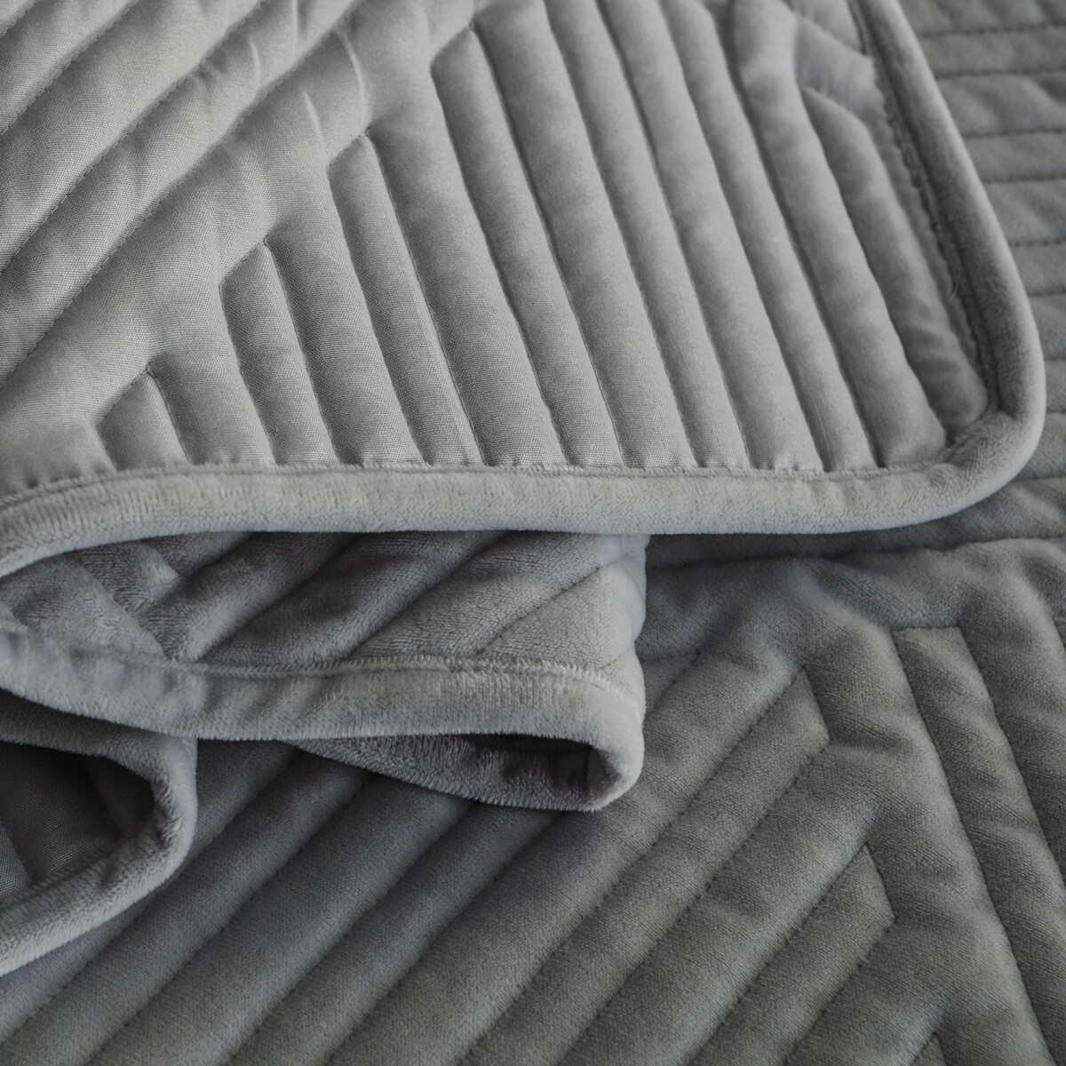 Narzuta Welwetowa w Przeszywany Geometryczny Wzór Minister 240x260 cm w paski