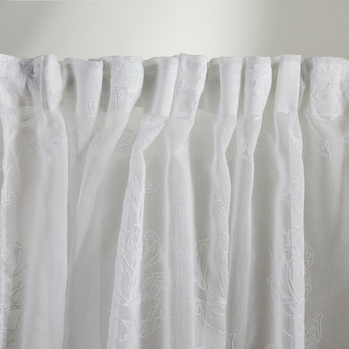 Firana haftowana Edvina 140x250 cm z motywem kwiatowym