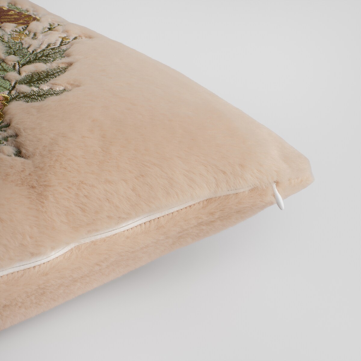 Poszewka Futrzana Pinfurra 45x45 cm z motywem szyszki