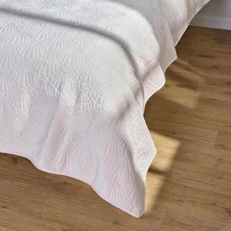 Jednokolorowa narzuta na łóżko z przeszywanym wzorem Centero 200x220 cm z motywem morskim