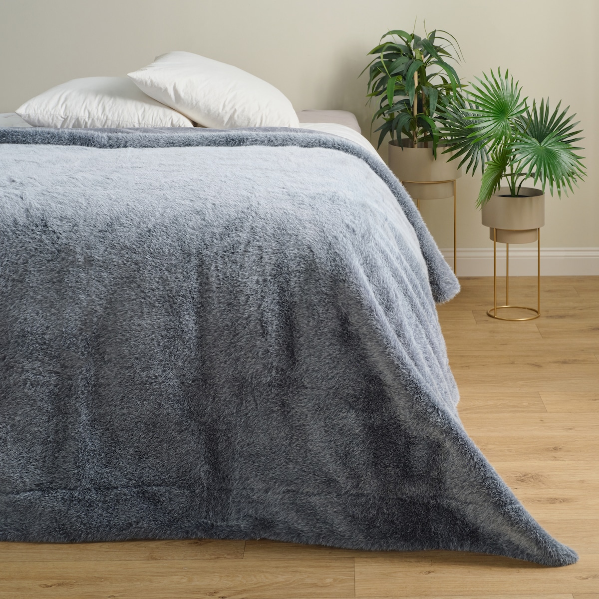 Jednokolorowa futrzana narzuta na łóżko Paranosi 180x200 cm