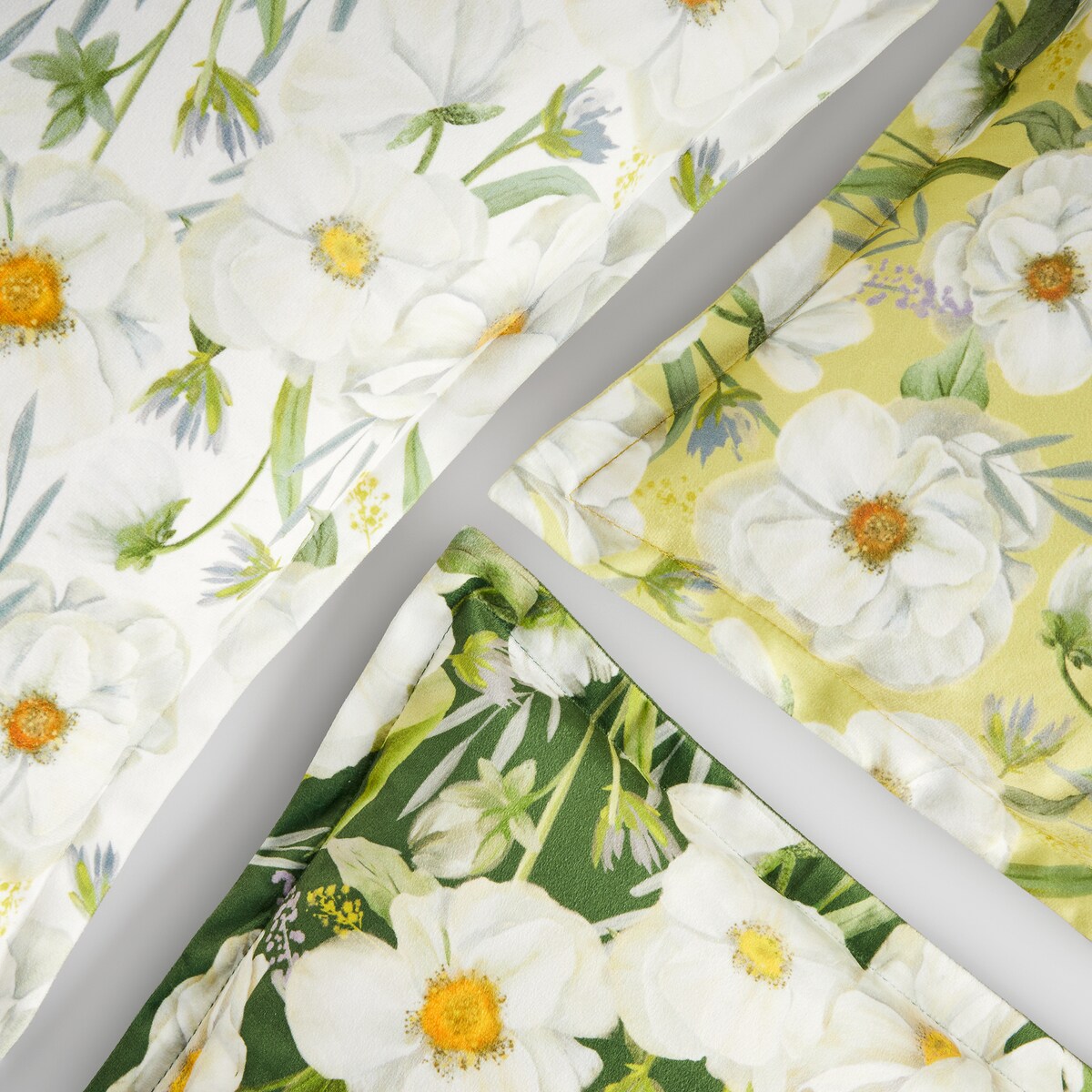 Poszewka z nadrukiem Emeris 45x45 cm z motywem kwiatowym