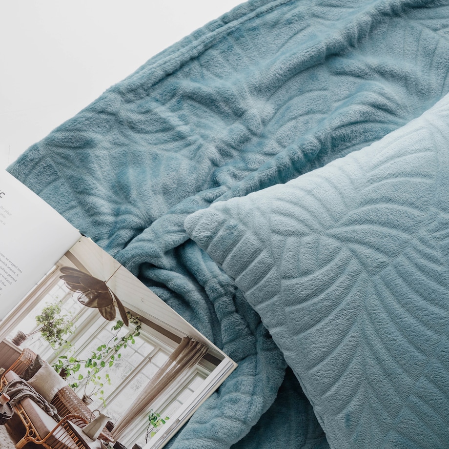 Jednokolorowy koc z wytłoczonym wzorem Leafline 150x200 cm