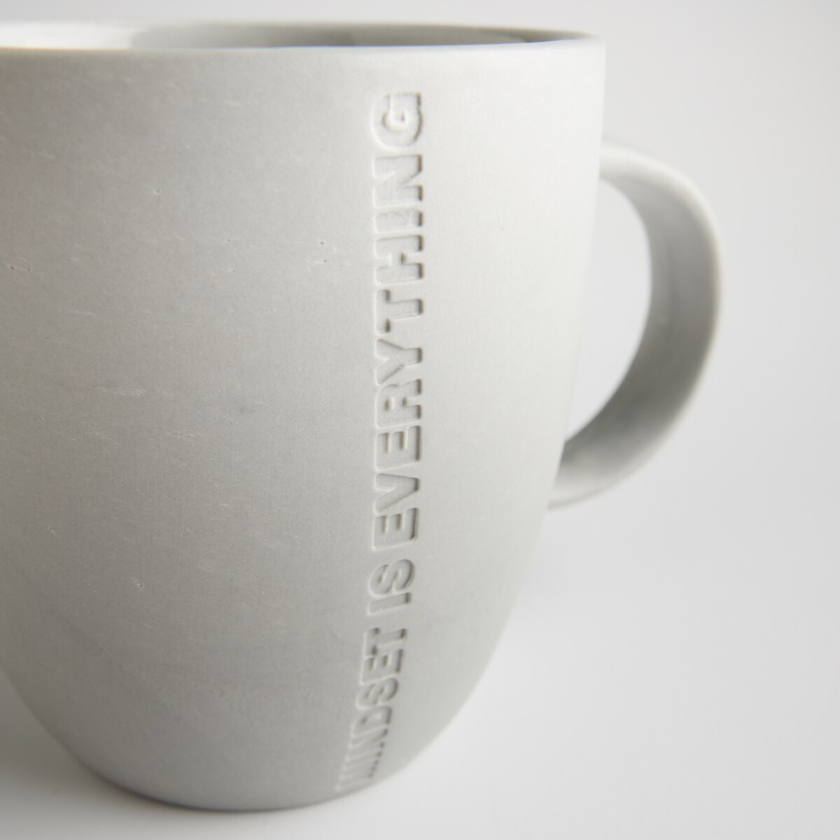 Kubek Avior z motywem napisów