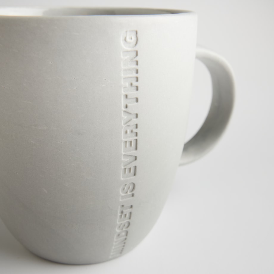 Kubek Avior z motywem napisów