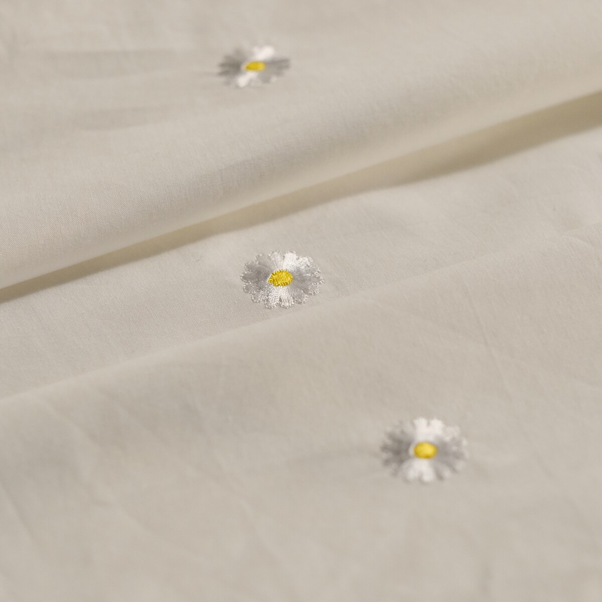 Pościel z perkalu z haftem Margotka 160x200 cm z motywem kwiatowym