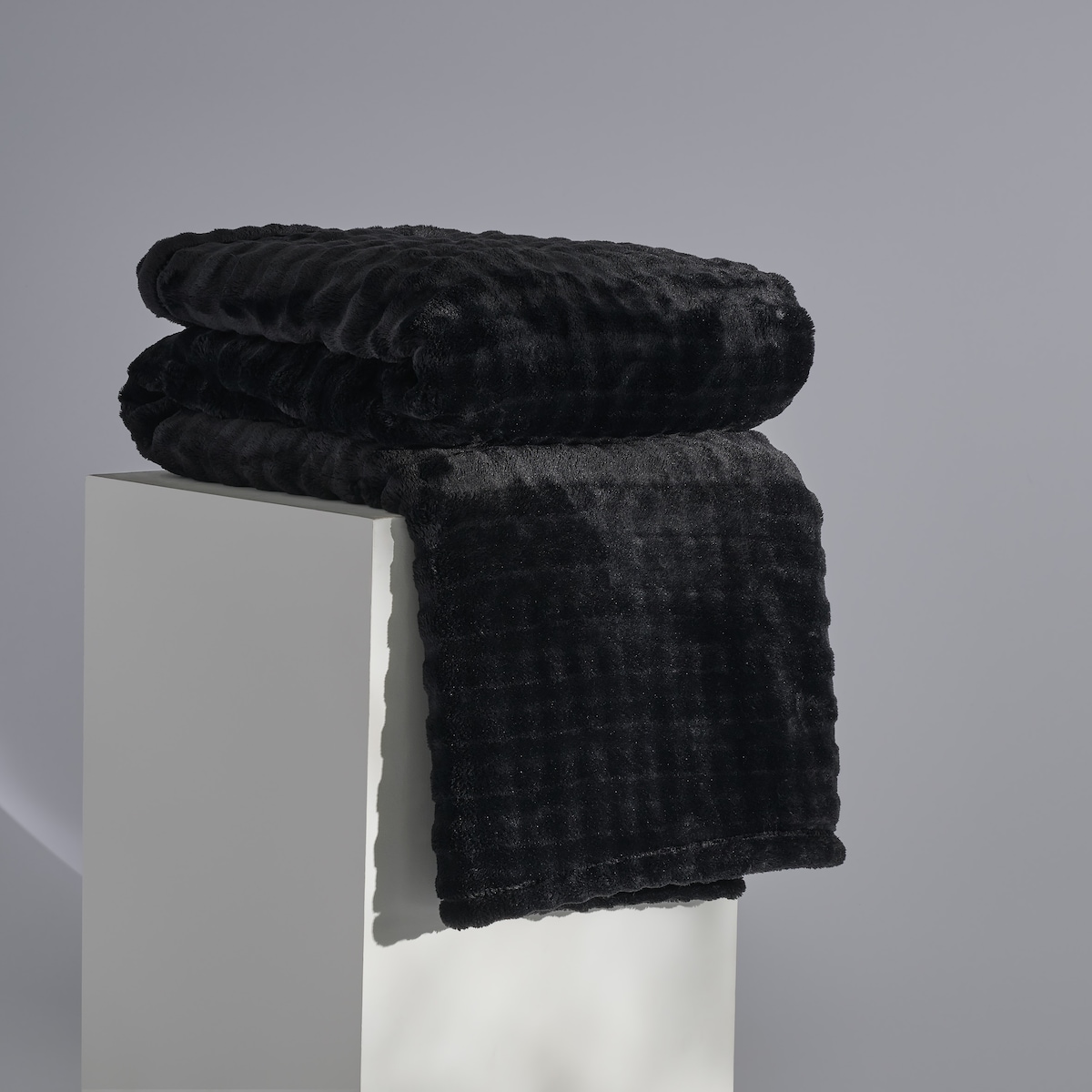 Jednokolorowy koc z wytłoczonym wzorem Operta 150x200 cm