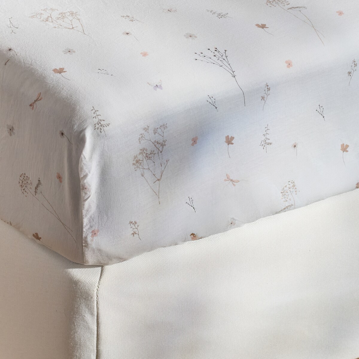 Prześcieradło bawełniane z gumką Dorana 180x200 cm z motywem kwiatowym