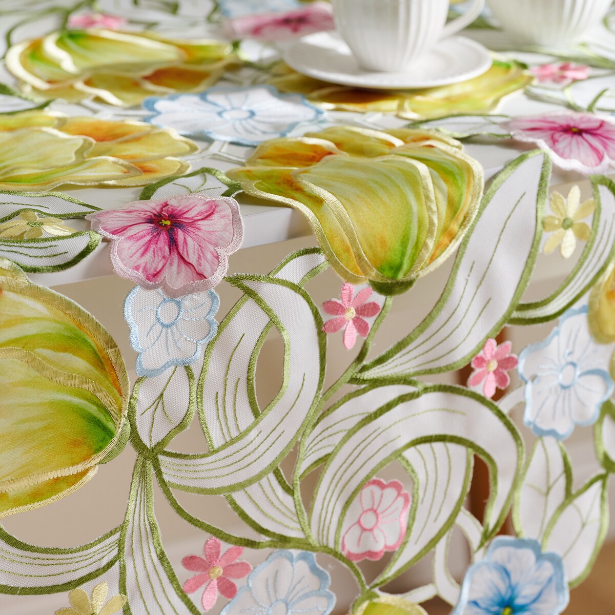 Serweta Haftowana Floresse 80x80 cm z motywem kwiatowym