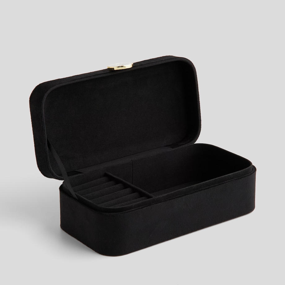 Welurowa szkatułka na biżuterię z ozdobnym zapięciem pokosa