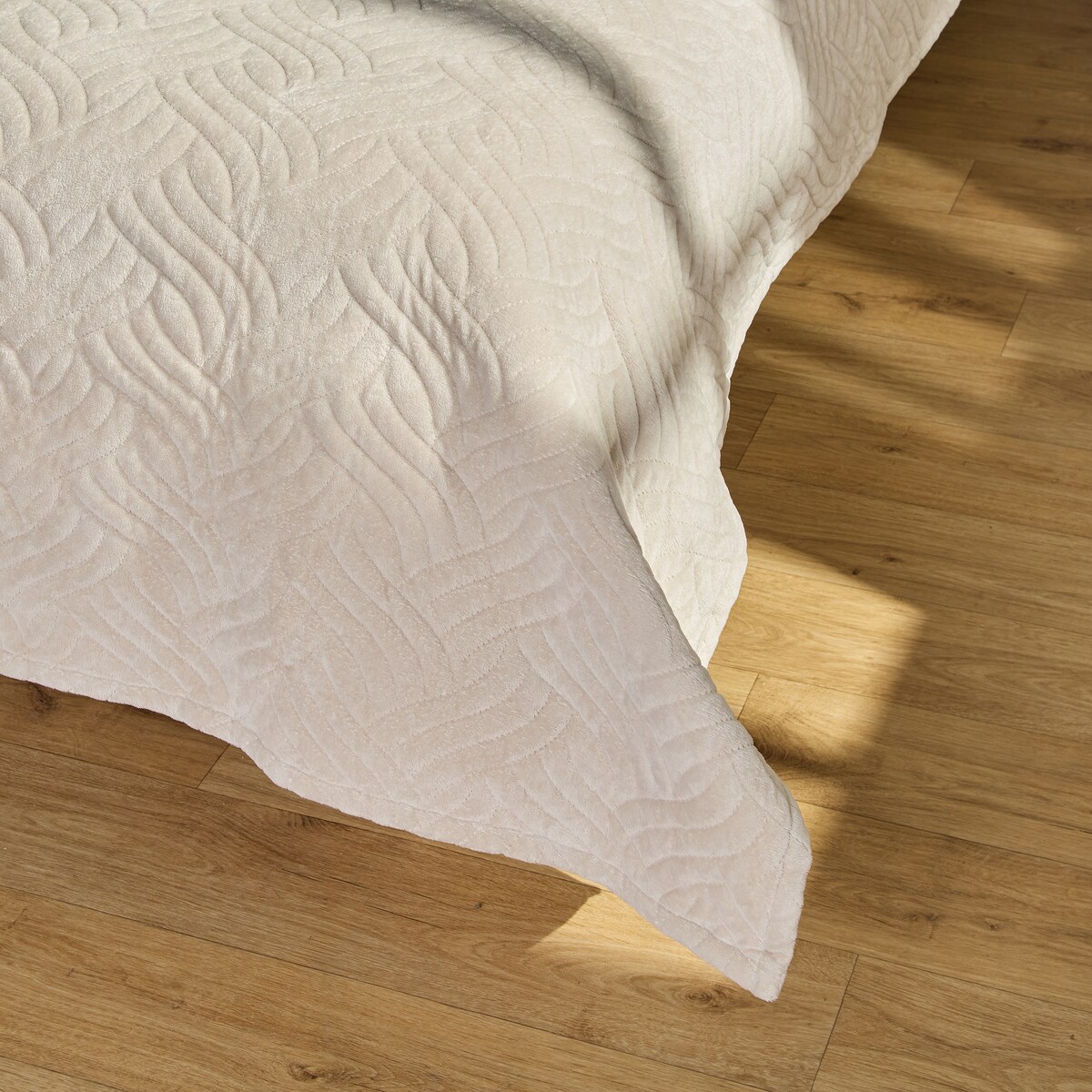 Jednokolorowa narzuta na łóżko z wytłoczonym wzorem Bessaria 200x220 cm