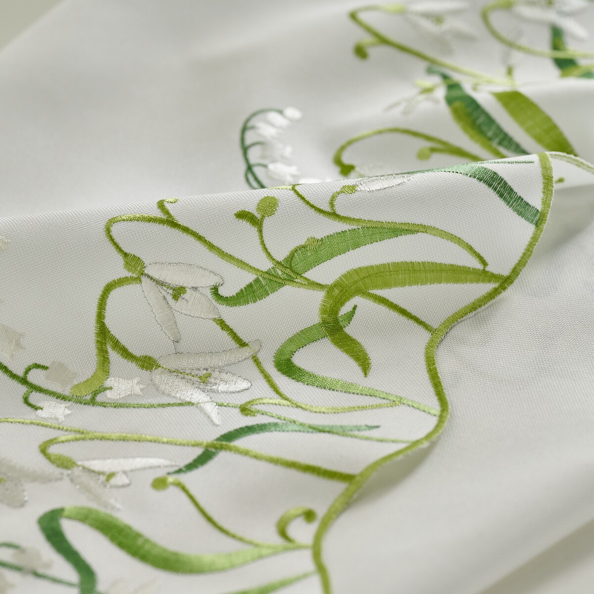 Serweta Haftowana Convelio 80x80 cm z motywem kwiatowym