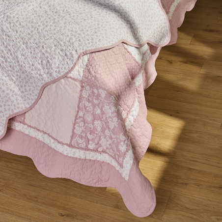 Patchwork narzuta na łóżko Cottage 200x220 cm z motywem kwiatowym