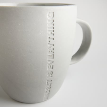 Kubek Avior z motywem napisów