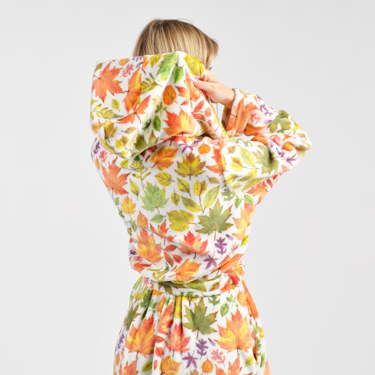 Szlafrok Listio z motywem liściastym