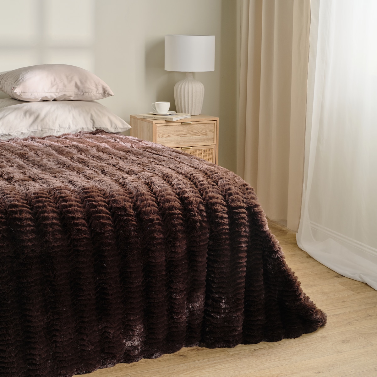 Jednokolorowa futrzana narzuta na łóżko Harisea 180x200 cm