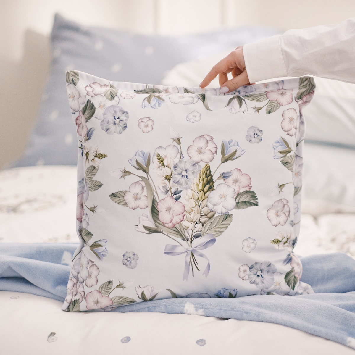 Poszewka z nadrukiem Pansis 45x45 cm z motywem kwiatowym