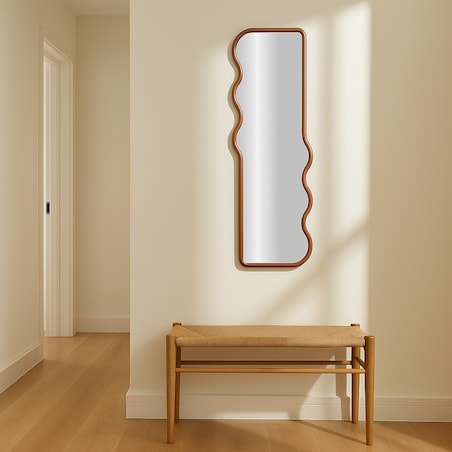 Asymetryczne lustro w drewnianej ramie chera