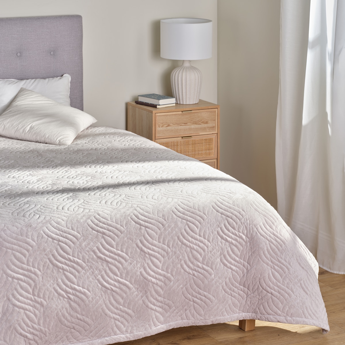 Jednokolorowa narzuta na łóżko z wytłoczonym wzorem Bessaria 200x220 cm