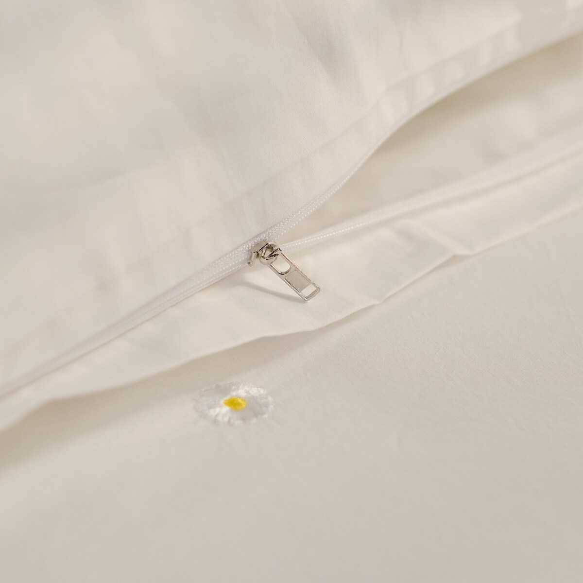 Pościel z perkalu z haftem Margotka 200x220 cm z motywem kwiatowym