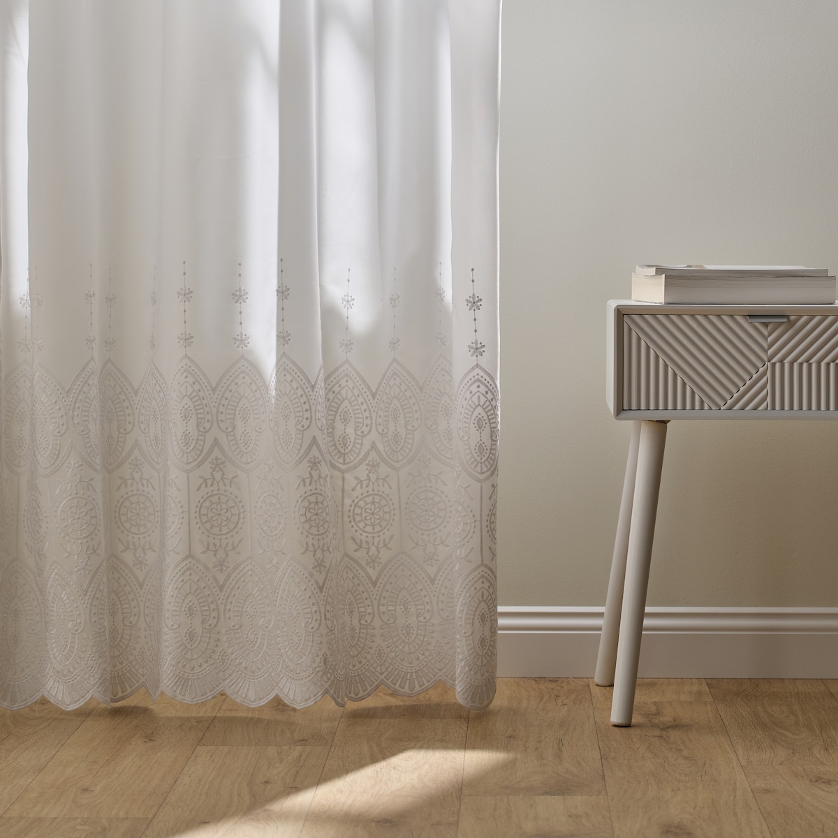 Firana haftowana Charlote 140x250 cm z motywem arabeski