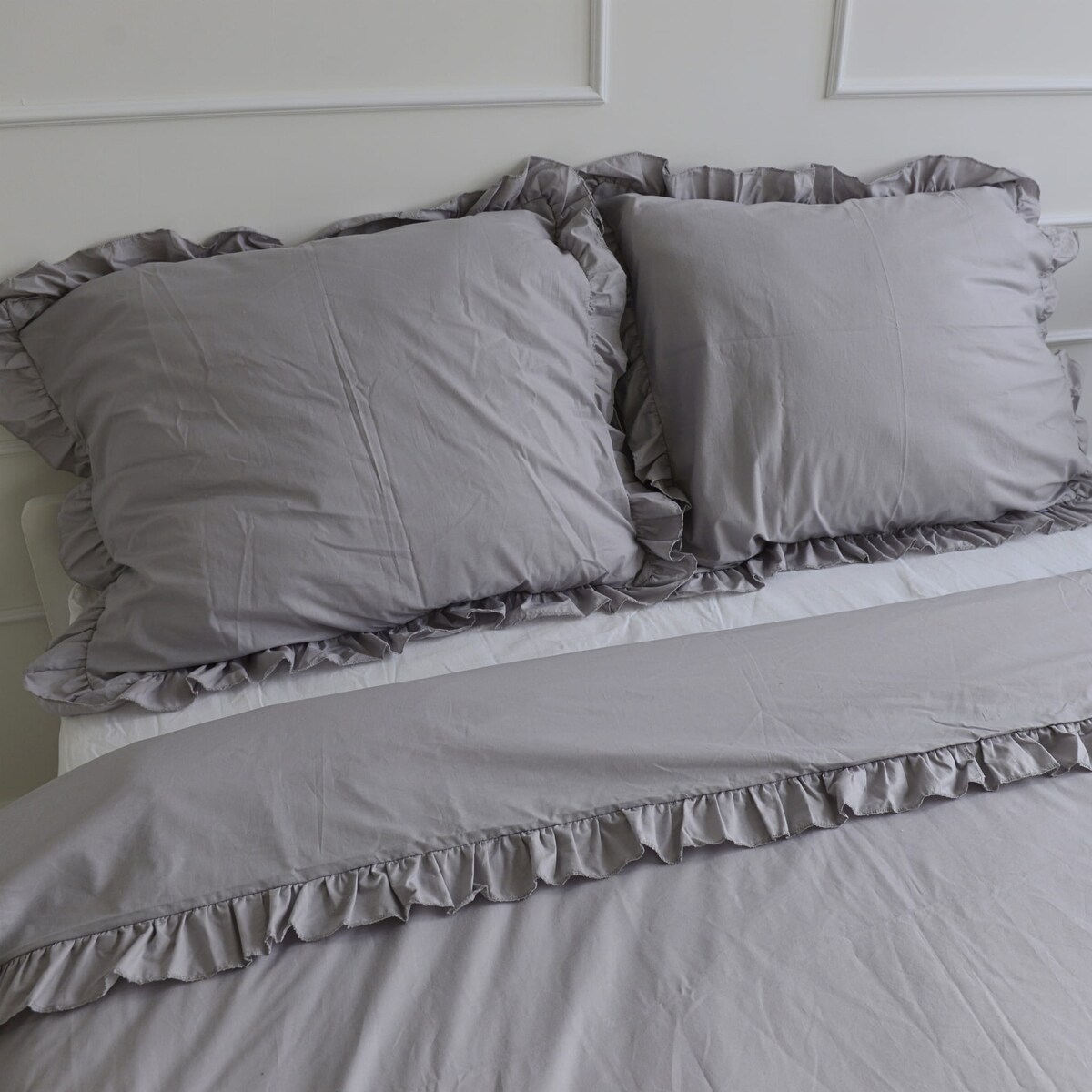 Pościel bawełniana z falbanką jasnoszara 200/200 + 2x70/80