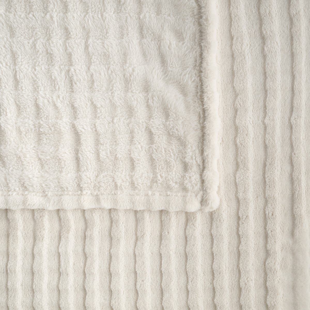 Jednokolorowy koc z wytłoczonym wzorem Operta 150x200 cm