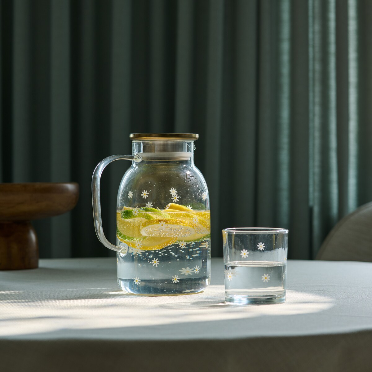 Dzbanek ze szkła borokrzemowego z motywem stokrotek