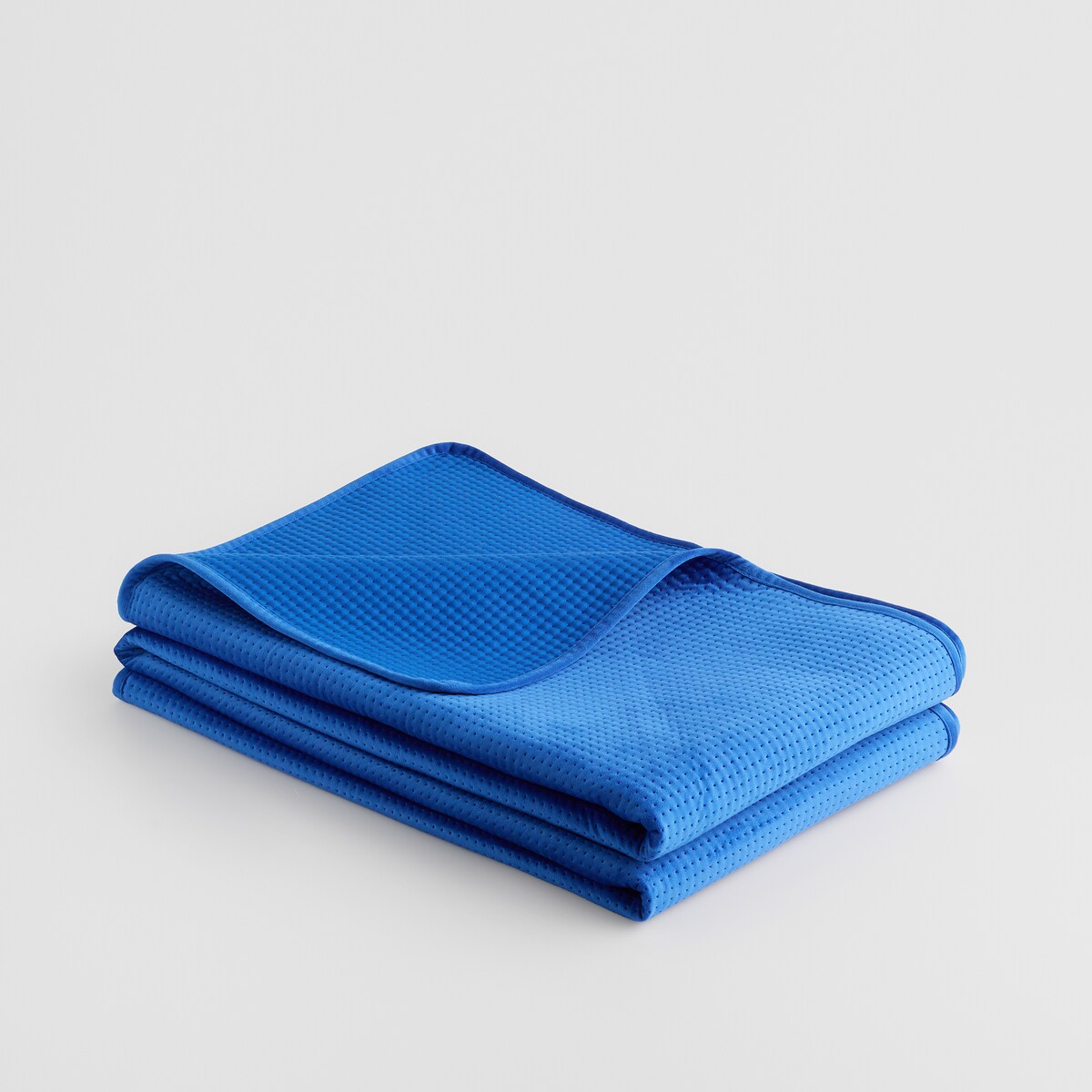 Jednokolorowa narzuta na łóżko z wytłoczonym wzorem Pontoso 200x220 cm