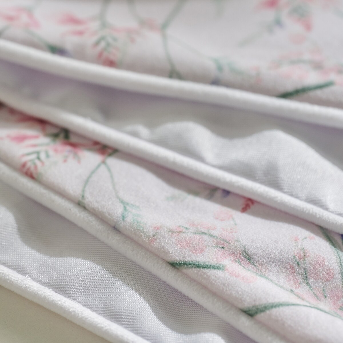 Bieżnik Welwetowy Kirossi 35x180 cm z motywem królika