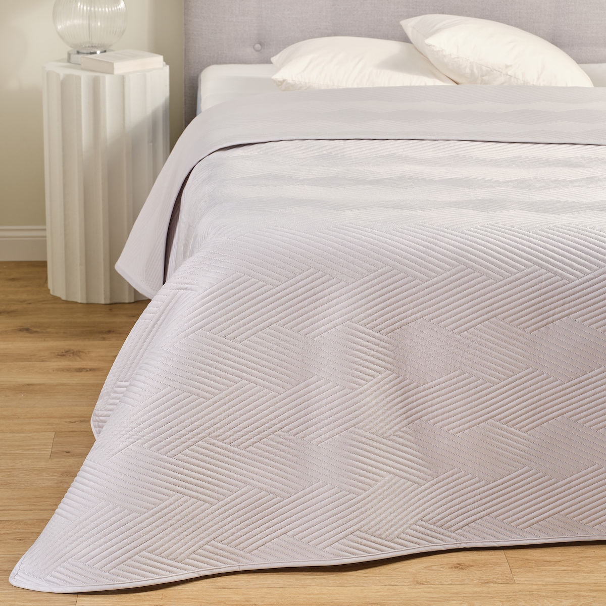 Jednokolorowa narzuta na łóżko z wytłoczonym wzorem Trialett 200x220 cm z wzorem geometrycznym