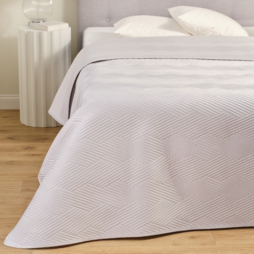 Jednokolorowa narzuta na łóżko z wytłoczonym wzorem Trialett 200x220 cm z wzorem geometrycznym