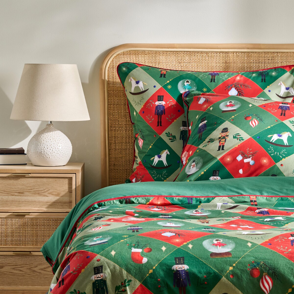 Pościel bawełniana z lamówką Nutpatcher 200x220 cm z motywem dziadka do orzechów