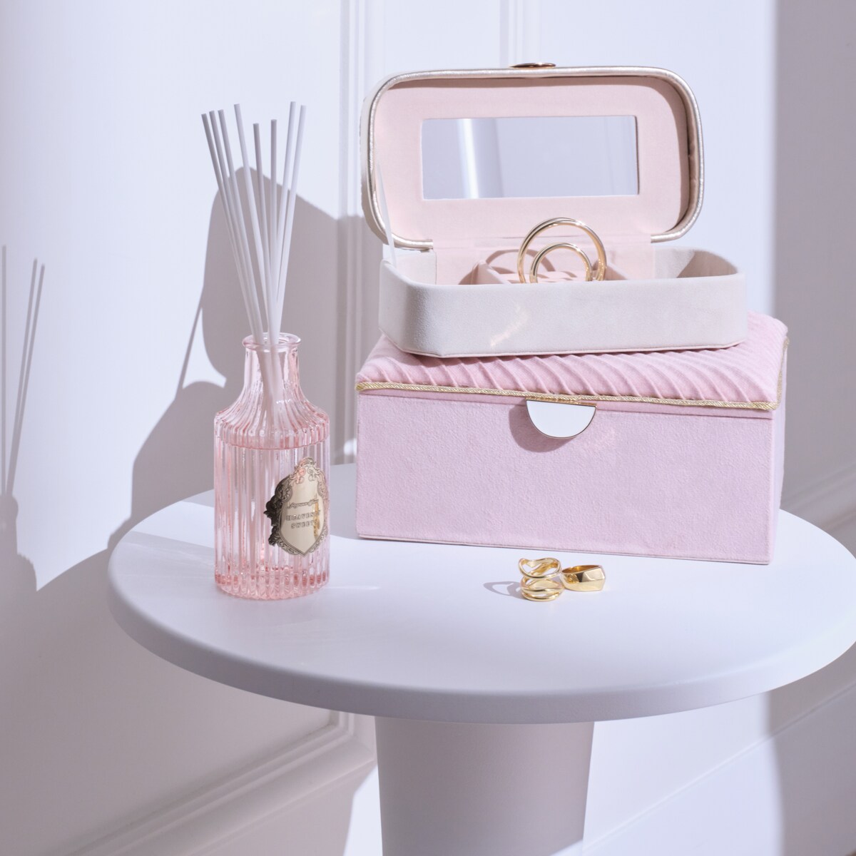 Welurowa szkatułka na biżuterię z ozdobnym zapięciem odeya