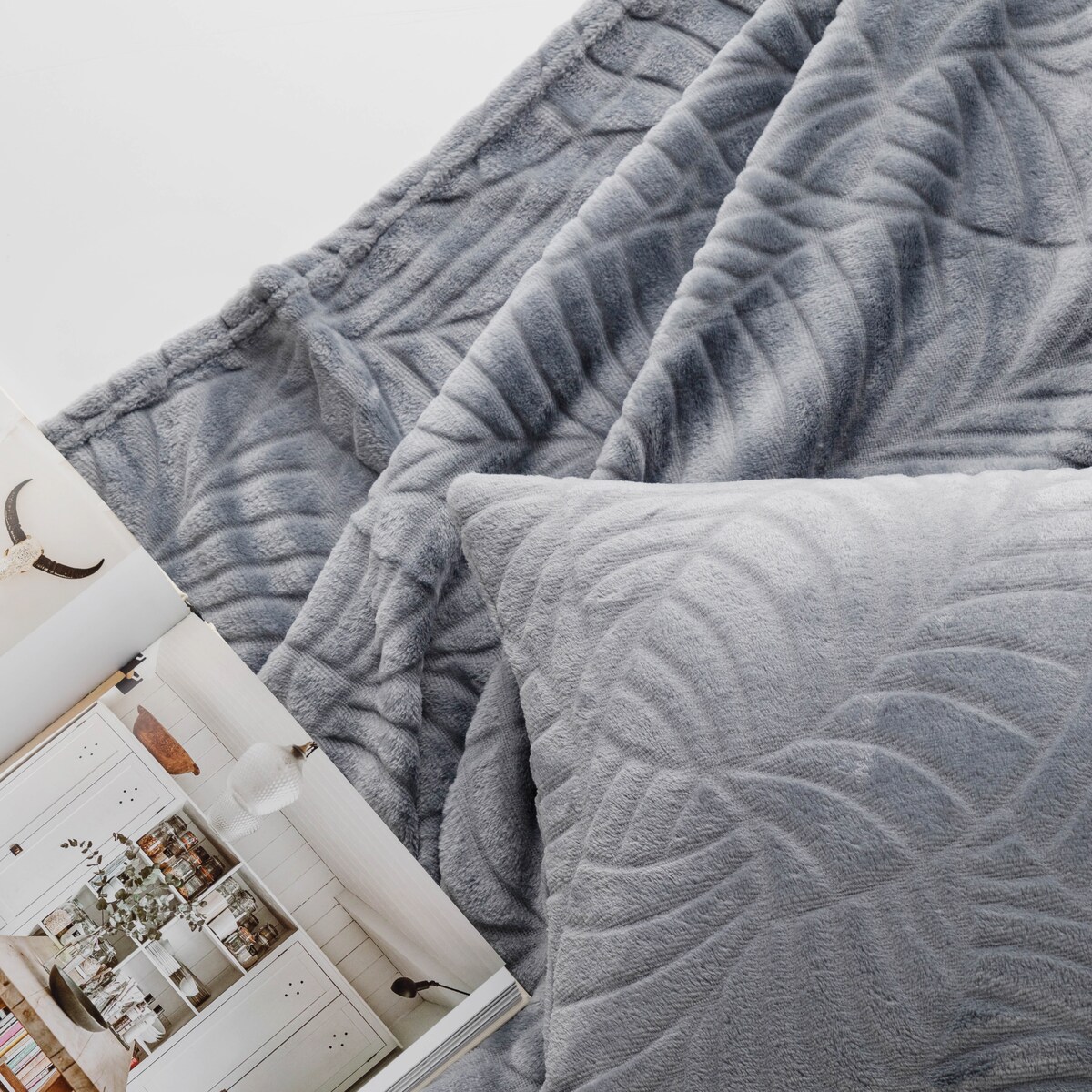 Jednokolorowy koc z wytłoczonym wzorem Leafline 150x200 cm