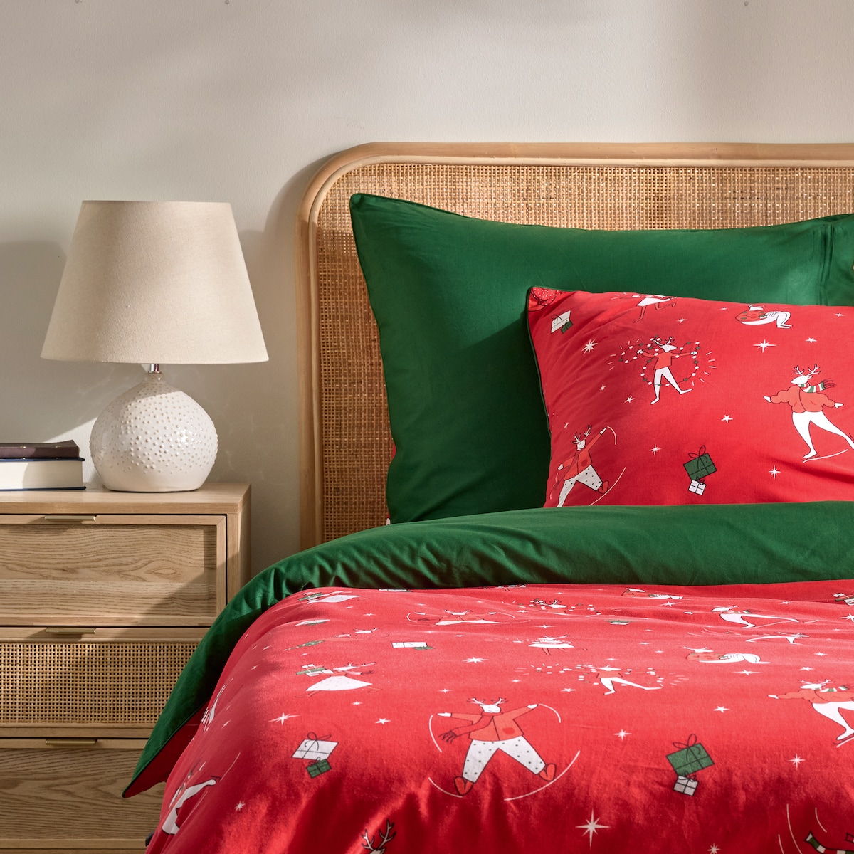 Pościel bawełniana z lamówką Olinerini 200x220 cm z motywem renifera