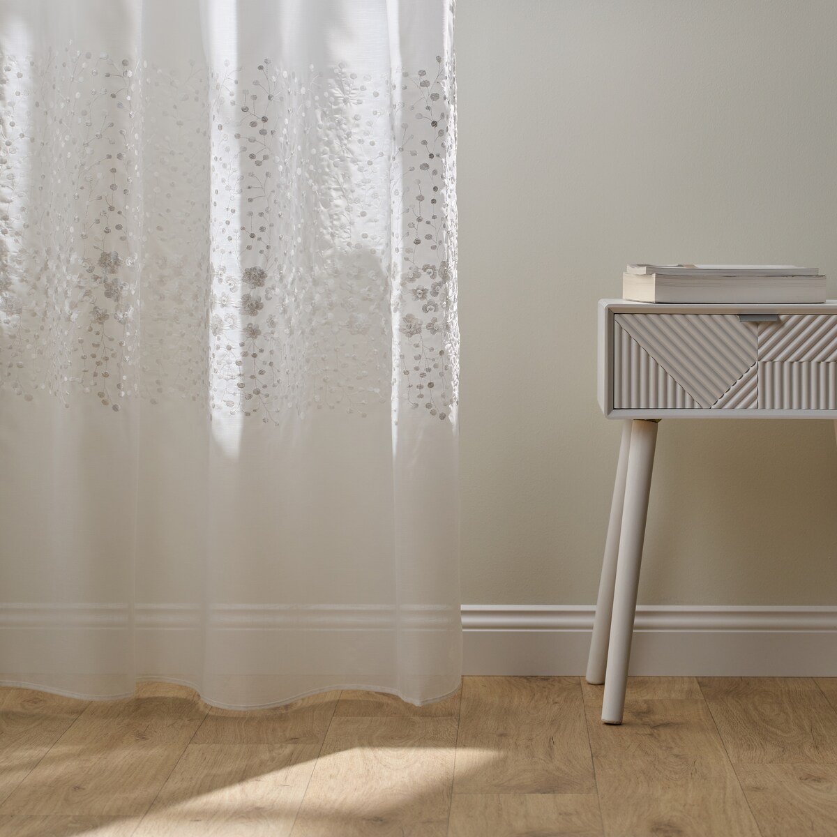 Firana haftowana Lucks 140x250 cm z motywem kwiatowym