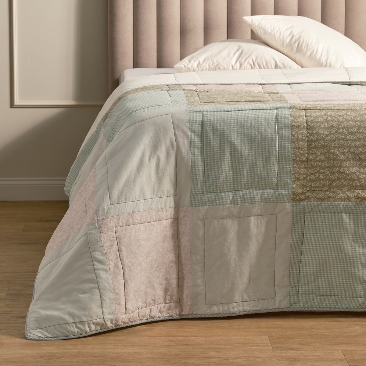 Patchwork narzuta na łóżko Telicate 200x220 cm z motywem roślinnym